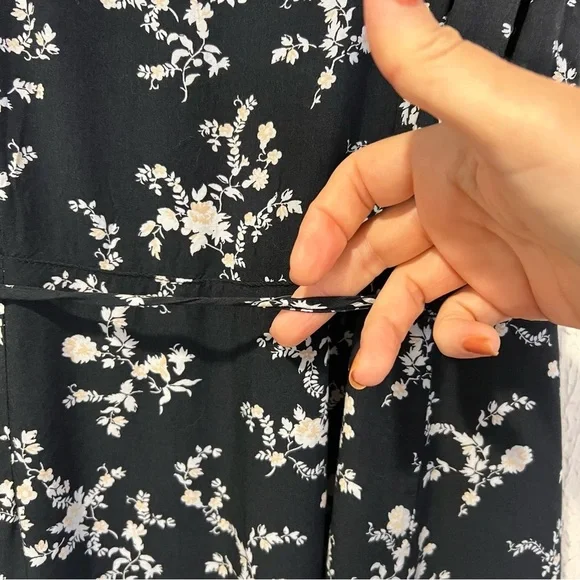 Abercrombie & Fitch Black and White Floral Wrap dress size medium petite - Picture 9 of 13